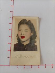 民国时期国泰照相馆拍摄《红唇美少女》原版手工上色老照片1枚，背面有毛笔题字