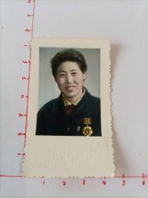 五十年代上海和平照相馆拍摄《佩戴奖章的女人》原版手工上色老照片1枚