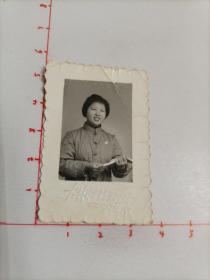 六七十年代方林供销社拍摄《手拿笔记本的女孩》原版黑白照片1枚