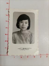1986年北京国泰照相馆拍摄《毛衣美女》原版黑白照片1枚