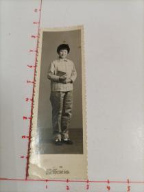 六七十年代上海康乐照相馆拍摄《手拿图书的女子》原版黑白照片1枚