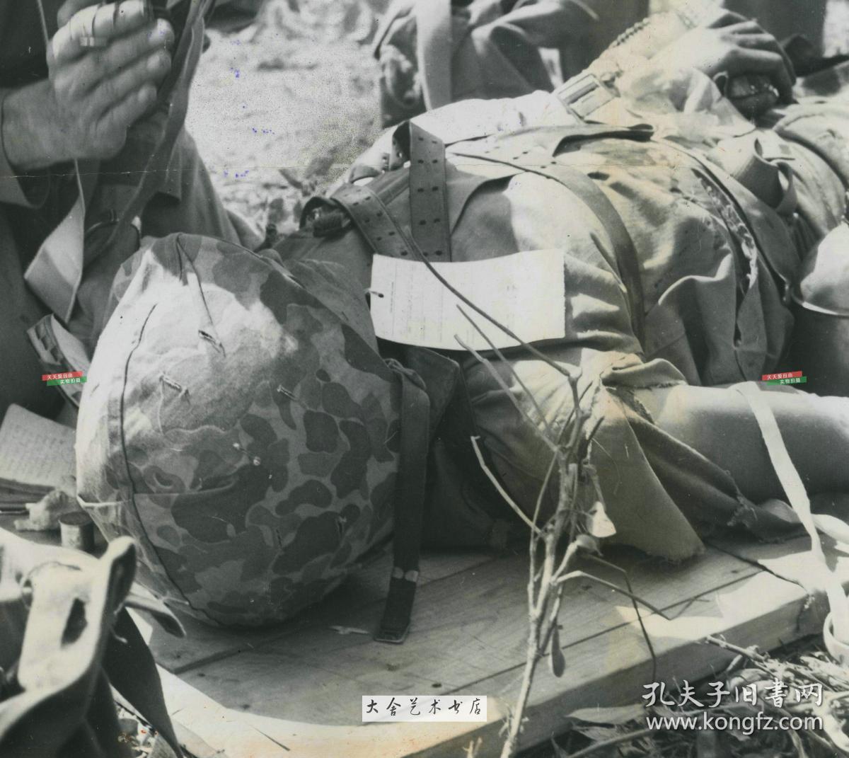 战地牧师为死去的士兵做祈祷老照片,整个战争中战亡人数超过33600人