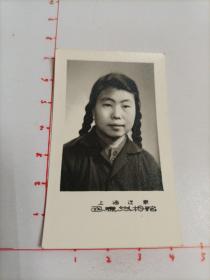 五六十年代上海迁京国泰照相馆拍摄《麻花辫女子》原版黑白照片1枚
