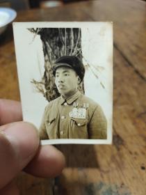 五十年代—朝鲜战场—佩戴中国人民志愿军布标和抗美援朝纪念章军人— —照片