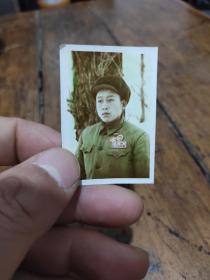 五十年代—朝鲜战场—佩戴中国人民志愿军布标和抗美援朝纪念章军人——照片