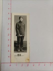 1962年沈阳和平摄影社室拍摄《穿军装拿书的男青年全身照》原版黑白照片1张