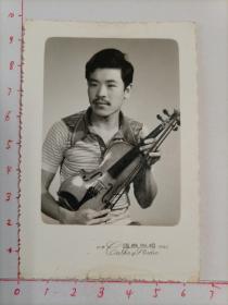 八十年代北京国泰照相馆拍摄《拉小提琴的男子》原版黑白照片1枚