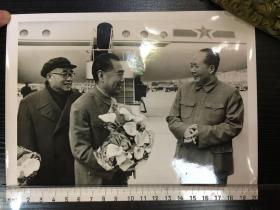 经典老照片 毛主席在机场迎接苏联归来的周总理