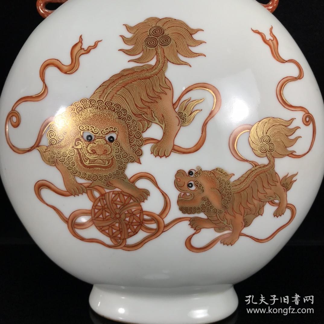清乾隆矾红描金狮子逗宝抱月瓶