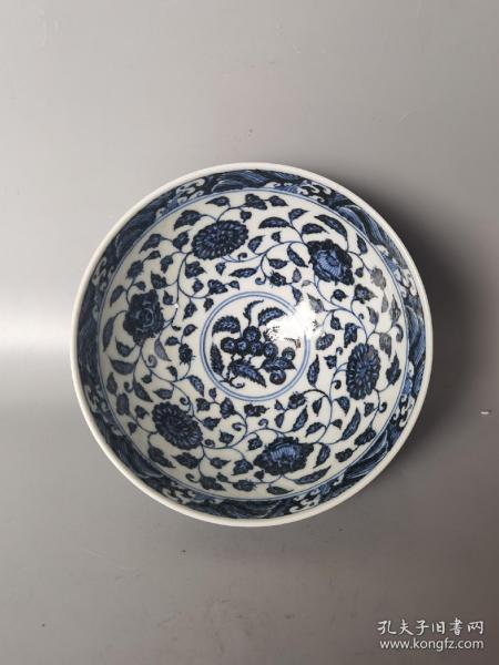 明代永乐青花缠枝花卉鸡心碗