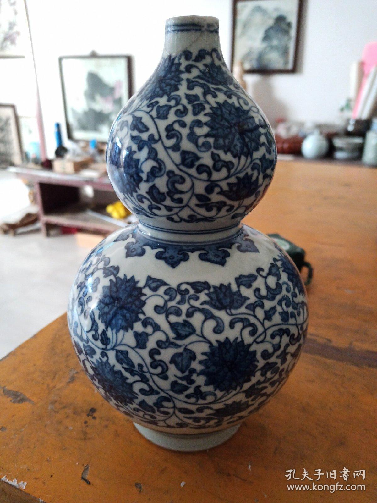 葫芦甁,青花瓷,乾隆年制款.青花葫芦甁.口修