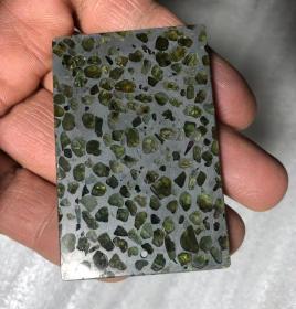 陨石吊坠，陨石吊牌，纯天然极品“橄榄陨石”吊坠，极为罕见“冰透橄榄陨石”吊牌，极美，非常难得“极品吊牌陨石”吊坠，质地细腻，温润如玉，极品收藏，可遇不可求，强磁性，绝世珍品吊坠一块