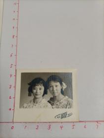 七八十年代北京欧亚照相馆拍摄《姐妹合影照》原版黑白照片1张