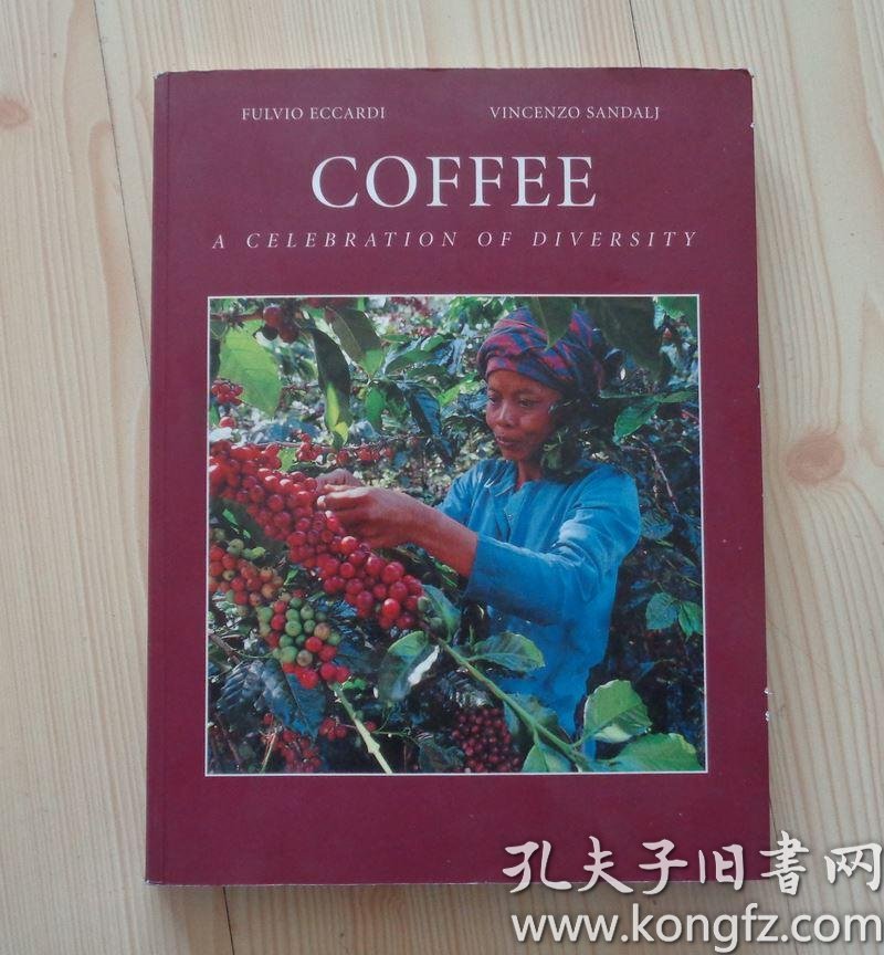 意大利02年原版书英文coffee A Celebration Of Diversity 咖啡多样性的庆典 外文出版社曾经在11年出版 中文版的这本书书名叫 咖啡丰富多彩的世界 封面下一页有作者亲笔签名赠中国朋友外观轻微痕迹内页干净整齐无写画具体品相见描述二手书籍卖出不退不换 孔夫子
