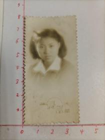 五六十年代哈尔滨长虹照相馆拍摄《短发女孩》原版黑白照片1枚