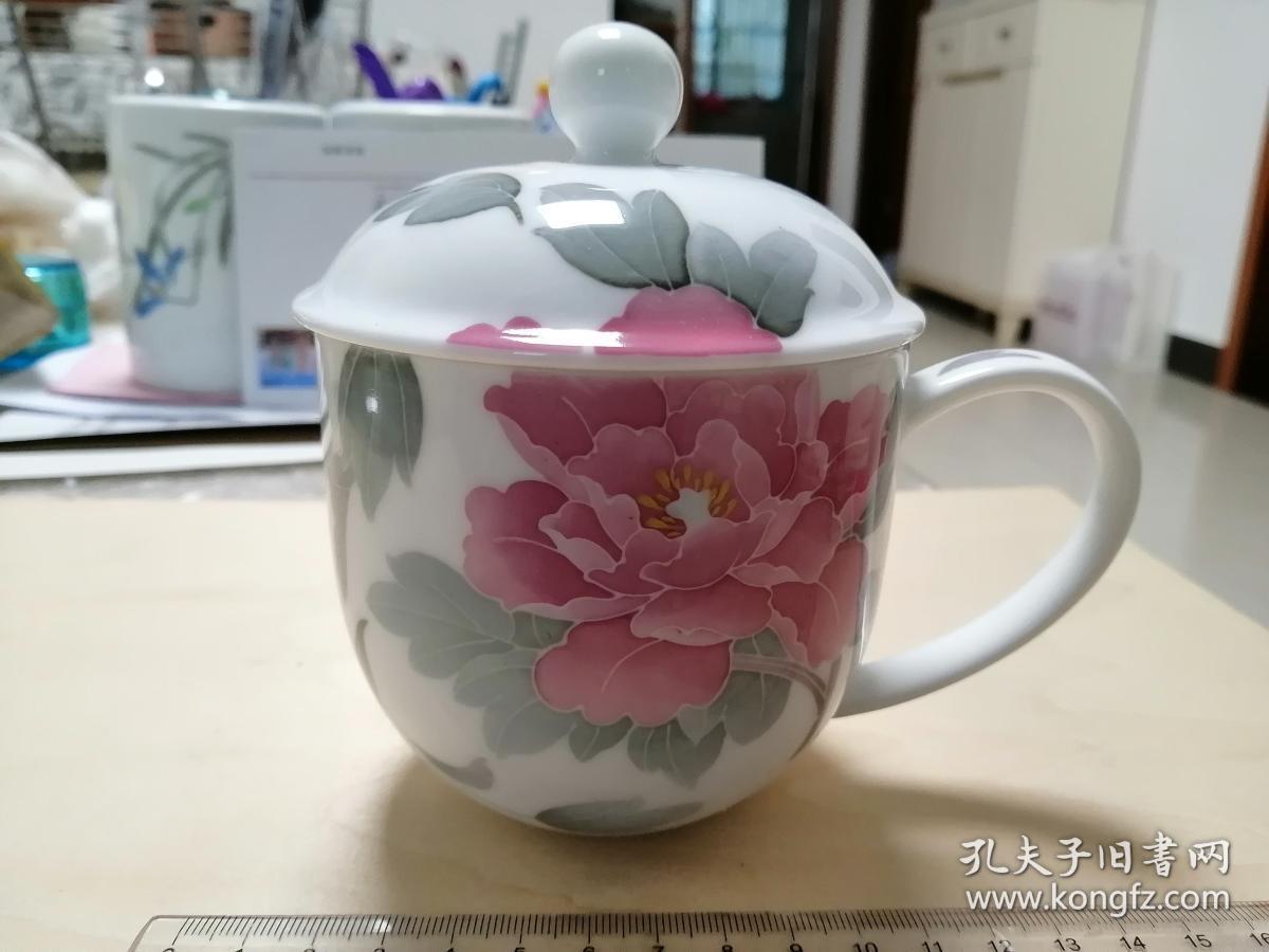 湖南醴陵瓷 中国醴陵底款 釉下手绘牡丹 贵妃杯 少见的杯身 杯盖 杯柄一体画法 精美陈设 胎体莹润 画面饱满 尺寸见图 孔夫子旧书网