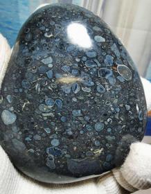 陨石原石，七彩球粒陨石，“七彩天眼陨石”原石，“七彩蓝莓陨石”“七彩蓝莓天眼陨石”极为罕见，弱磁，高熔，气印明显，颜色漂亮，石质坚硬，金属感强，资源已基本枯竭，买到就是赚到！花色精美绝伦，非常漂亮，极为稀有罕见，可遇不可求，百年难得一件，极为罕见十分难得，收藏佳品