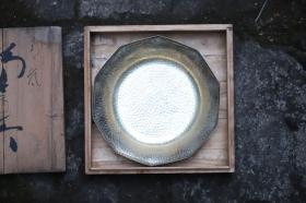 【解忧老物件】日本制菓子盘，做壶承极美。铜质，内外皆镀银，全新，口径16公分 高3.3公分。附木盒，上有墨迹：青岚（作者名）菊子器（菊花型器物）