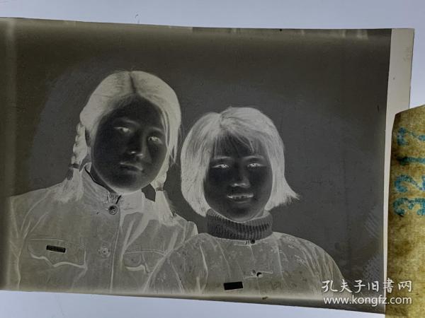 3217 年代老照片底片 穿着棉袄带校徽的女中学生 盘扣