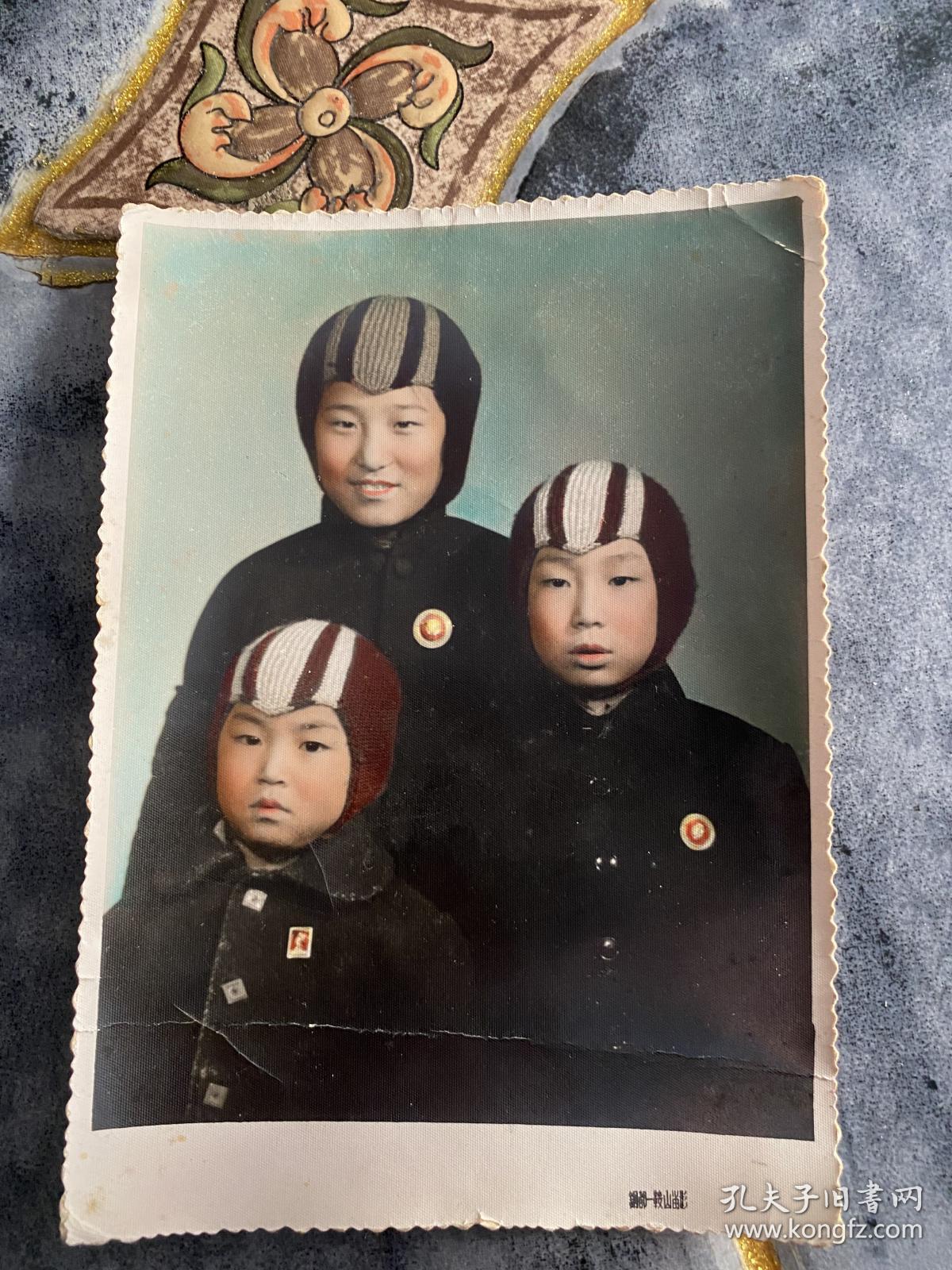 文革时期手工上色等老照片3张姐弟三人拿毛主席语录带毛主席像章非常漂亮造型可爱 孔夫子旧书网