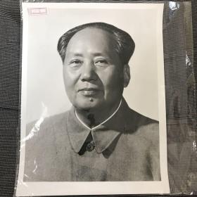 七十年代 大幅毛主席单耳标准像老照片 银盐相纸 清晰度极佳   侯波、孟庆彪摄影