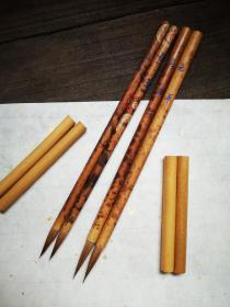 日本盛文堂70年代狼毫老毛笔-“若草”，带竹笔帽。日本传统手工制笔，纯动物毛，都是未使用的老库存笔，性价比高。
左侧小号：出锋2.4，直径0.6厘米，没了。
右侧大号：出锋2.9，直径0.6厘米，38元一支。
因为有竹笔帽，可能毛头表面会有点乱毛（如最后一张图），一蘸水就服帖了。