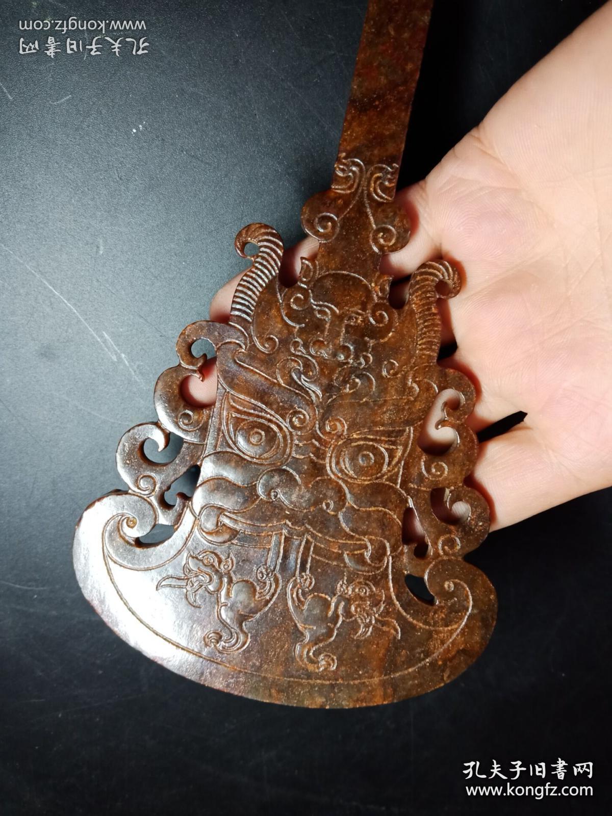 夏代 兽面纹玉佩. 帝王胸佩,望而生威.年代久远,神秘不减.