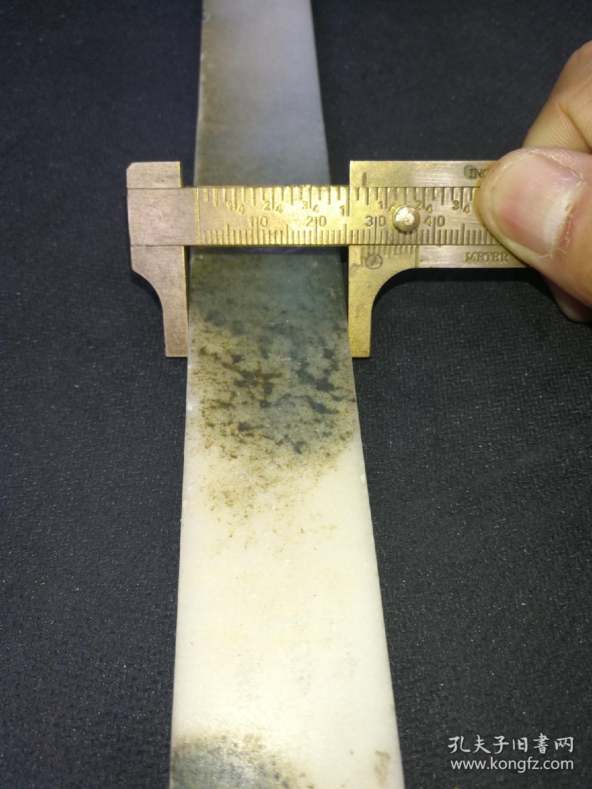 汉代玉镇尺文房用具汉白玉或地方玉材质出土中间断裂后粘断接玉制的尺