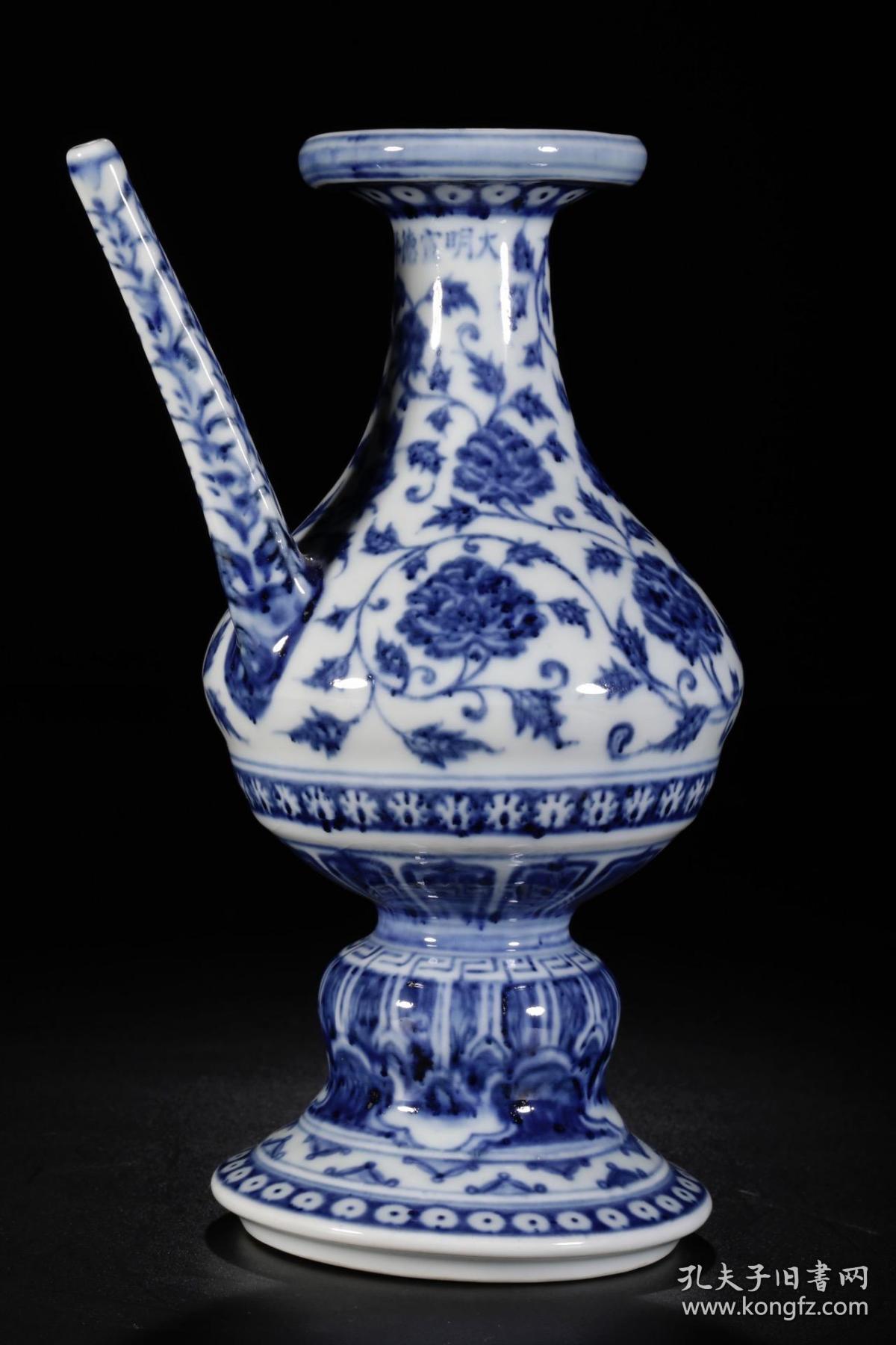 "大明宣德年制"青花缠枝莲纹军持