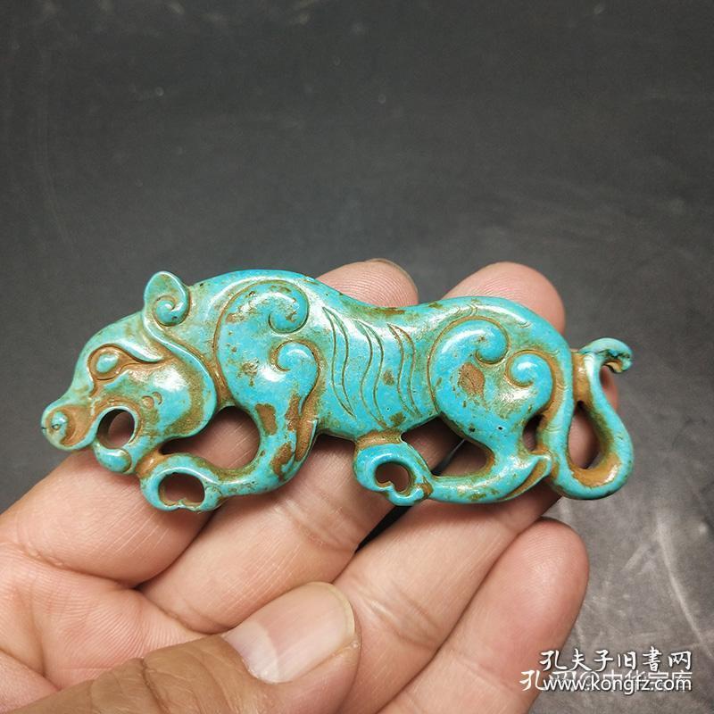 据考古发现,君王身挂绿松石筒状珠子以及绿松石片镶嵌在铜框中的牌饰