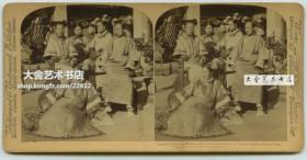 清末民国时期立体照片----1900年庚子事变义和团运动中，北京信教的富有满族妇女信众合影。