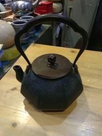 铸铁茶壶一把【壶盖和提手都是铜制的】壶盖和壶底有‘品茶忆友’字样  重量1500克【图片为实拍，品相以图片为准】器型漂亮