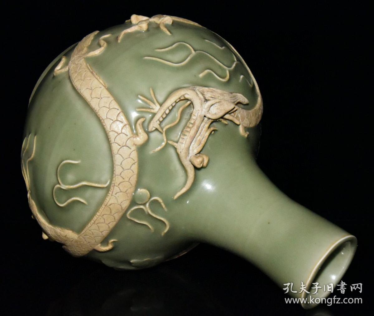 宋代龙泉留白雕刻龙纹天球瓶