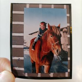 八十年代摄影家唐茂林拍摄《骑手的起点•蒙古族儿童第一次骑马照》原版（7.6*6.1cm）120彩色反转片1张，有手写图片介绍文字