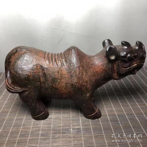 红山文化铁陨石犀牛摆件