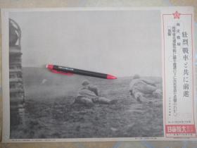 1940年，日本侵略者拍摄的影像两张，南支战线，广西南宁在坦克掩护下的日军敢死队。南宁北方战线八塘附近，冒雨攻击我方军队的侵华日军