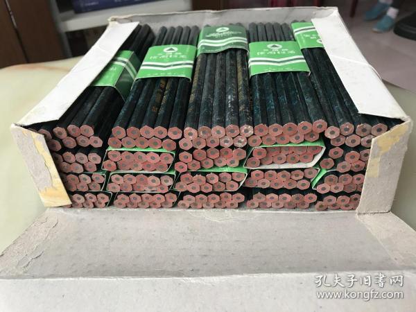 七八十年代天津铅笔??厂三角牌铅笔原盒包装共200支，每十支一把，共20把，原盒装极难！！得！！！！！！！！