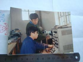 老照片 90年代 彩色 2个年轻人调试设备中（工作照）