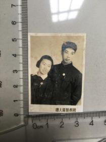 老照片1954年国泰艺术人像 夫妻照胸前佩戴像章留念尺寸 5.5+3
