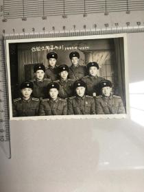 老照片1958年齐齐哈尔步兵学校为祖国需要而别合影留念尺寸 8+12