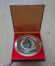 1999年大連國際服裝節紀念銅盤 有外盒 有支架 直徑大約20.5厘米 表面有些手印痕跡 具體見描述 二手物品賣出不退不換