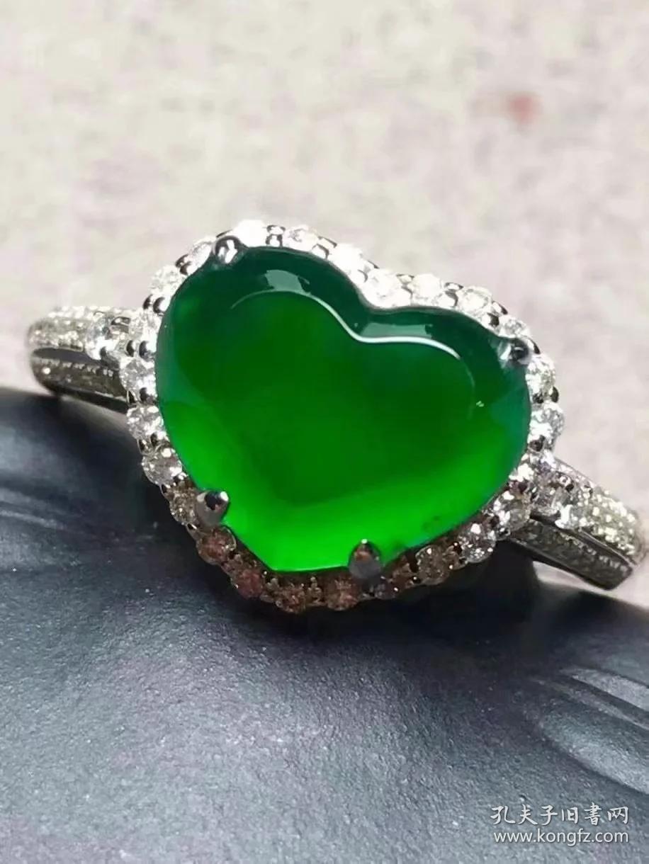 18k金钻豪镶高冰帝王绿翡翠爱心戒指1x0.8x0.2厘米dey