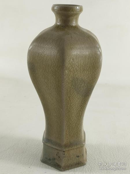 五代汝窑瓷梅瓶造型美色调青暗整器釉色纯正其色调之美釉色有开片纹底