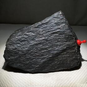 陨石原石，非常独特的陨石原石，大块头18.16斤，强磁性，比重大，气印、熔壳的包浆堪称完美不可多得，有银色晶体结构，石型完整、漂亮、石质坚硬，陨石所具有的能量，地球没有的微量元素，神秘的外太空物质，是玉石、宝石不可企及的，绝世陨石，可遇不可求，收藏珍品