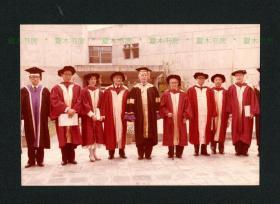 巴金照片，1984年获香港中文大学授予荣誉文学博士学位合影，古剑旧藏有题跋，原版老照片