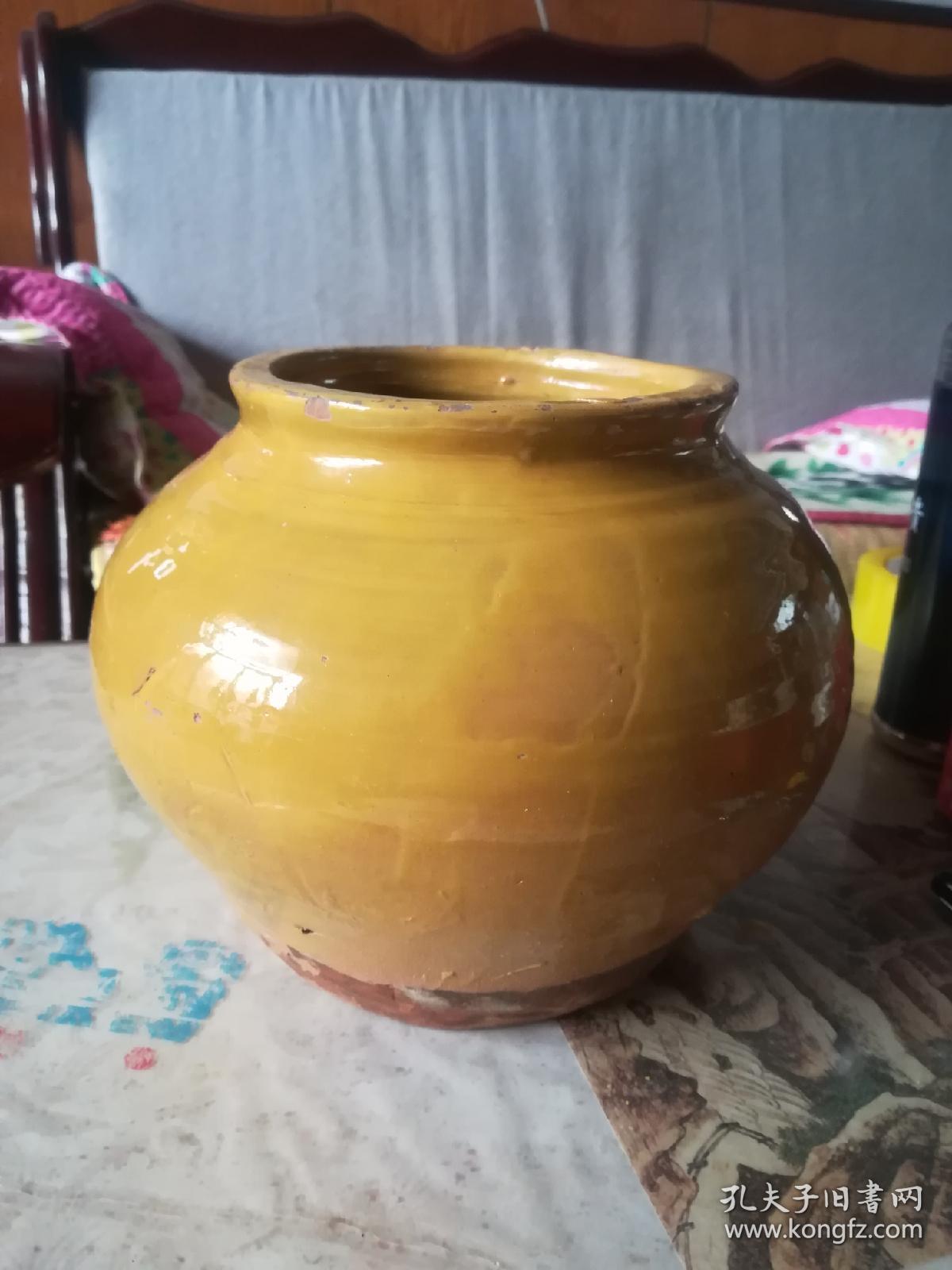 漂亮清代鸡油黄黄釉陶罐,口沿轻微暴釉,余完整,23*15.5*19cm
