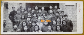 老照片：成都，華西醫科大學眼耳鼻喉五官本科，背題名單：閔鵠秋（四川人民醫院，青光眼專家）江義勇（遵義桐梓人，安康中醫醫院主任醫師）劉云超（青島醫學院附屬醫院）藍緒達（南昌江西醫學院附屬第二醫院眼科主任）蔡祖楠（莆田人，浙江醫大附一院眼科主任）房臺生（平遙人，陜西醫科大）葉綺琴（廣豐縣人）梁運崧、沈允源（華西醫科大學二附院）趙勇、李沈生（北京鐵道部鐵路總醫院）袁昭照、李澤華、王正強、柳青濤、吉保華等