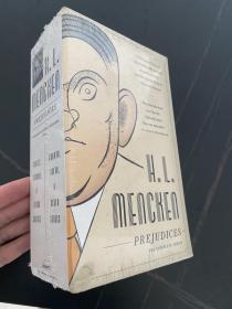 （配书匣，包塑封，2卷）Mencken：Prejudices          门肯《偏见集》，含全部6辑偏见集，（《美国语言》作者），文笔锐利，布面精装，重超1公斤，权威美国文库版。毛旭：他19岁成为普通记者，20岁拥有自己的专栏，23岁成为本地新闻编辑，到25岁就成为全国最年轻的总编… 医院里用他的论文集《偏见集》测视力，青年模仿他的发型和抽雪茄的样子。