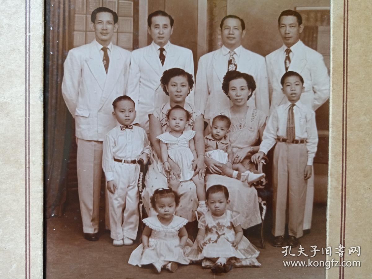 萨拉扎尔街424号蝴蝶照相馆拍摄的华侨一家人大幅合影照片(蝴蝶照相馆