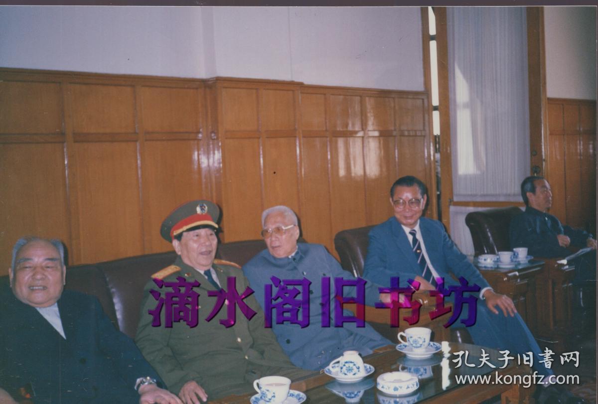 1991年 孙雨亭与秦基伟将军等在军事博物馆原版照片